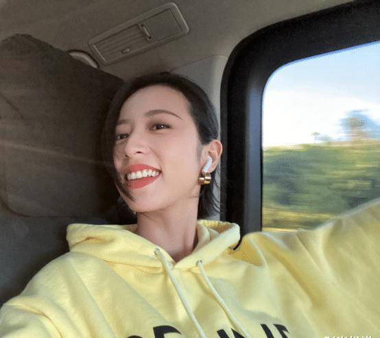 清新服装的穿搭还是周雨彤会玩!浅色系休闲穿搭简直美出新高度C