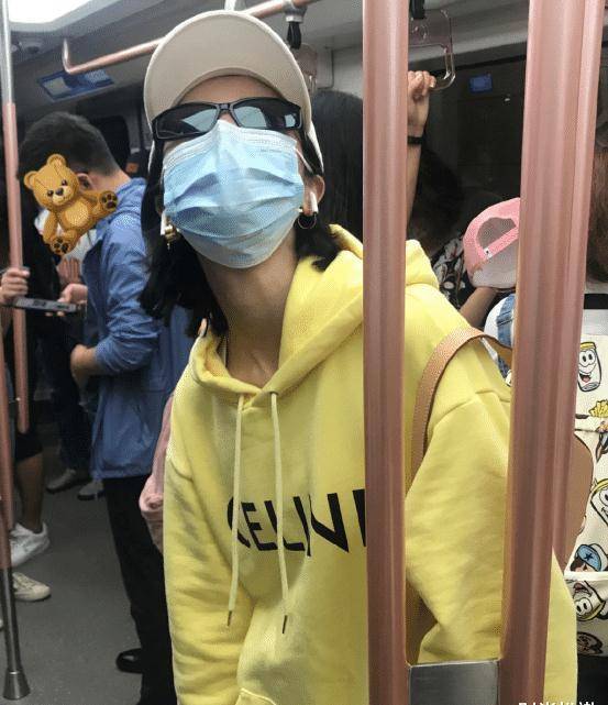 清新服装的穿搭还是周雨彤会玩！浅色系休闲穿搭简直美出新高度CQ9电子 CQ9传奇电子(图3)