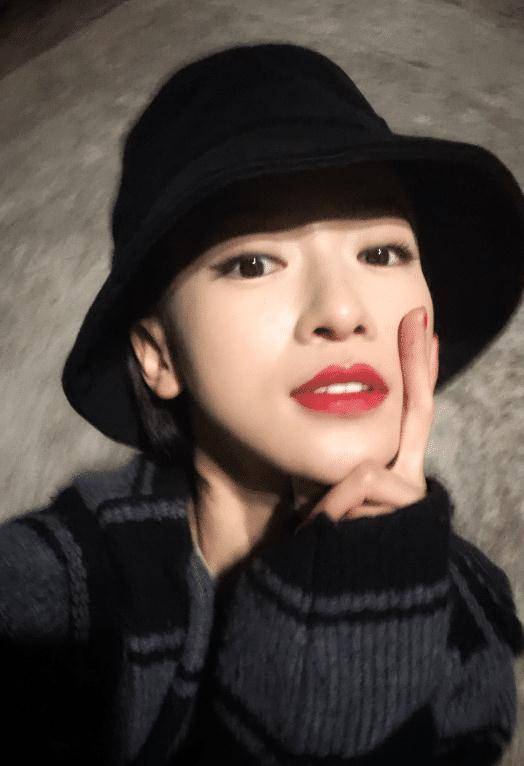 春季还硬要穿短款上衣吴谨言抬手却CQ9电子 CQ9传奇电子显好身材网友：这是做作？(图7)