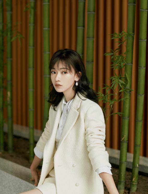 春季还硬要穿短款上衣吴谨言抬手却CQ9电子 CQ9传奇电子显好身材网友：这是做作？(图5)