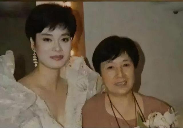 从纺织工到星光璀璨的大明星真实的毛阿敏颠覆了我的认知CQ9电子 CQ9传奇电子(图8)