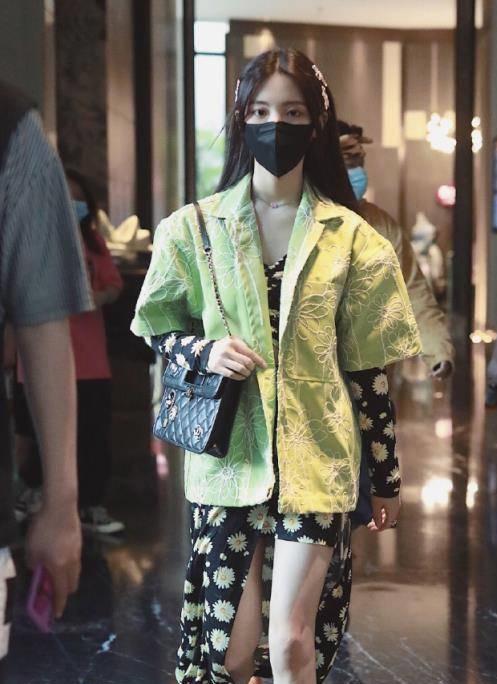 杨超越怕不是CQ9电子 CQ9传奇电子吃可爱多长大的！俏皮服装信手拈来简直少女感十足(图10)