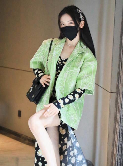 杨超越怕不是CQ9电子 CQ9传奇电子吃可爱多长大的！俏皮服装信手拈来简直少女感十足(图8)