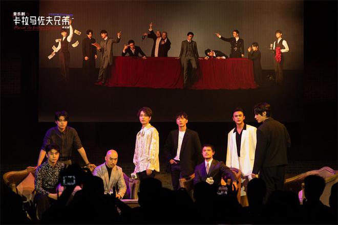 CQ9电子 CQ9传奇电子音乐剧《卡拉马佐夫兄弟》中文版首轮将演19场刘令飞“分身”设计服装(图2)
