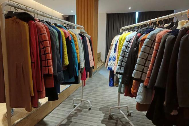 海宁海昌街道5家企业捐赠服装1538件CQ9电子 CQ9传奇电子共建爱心店铺