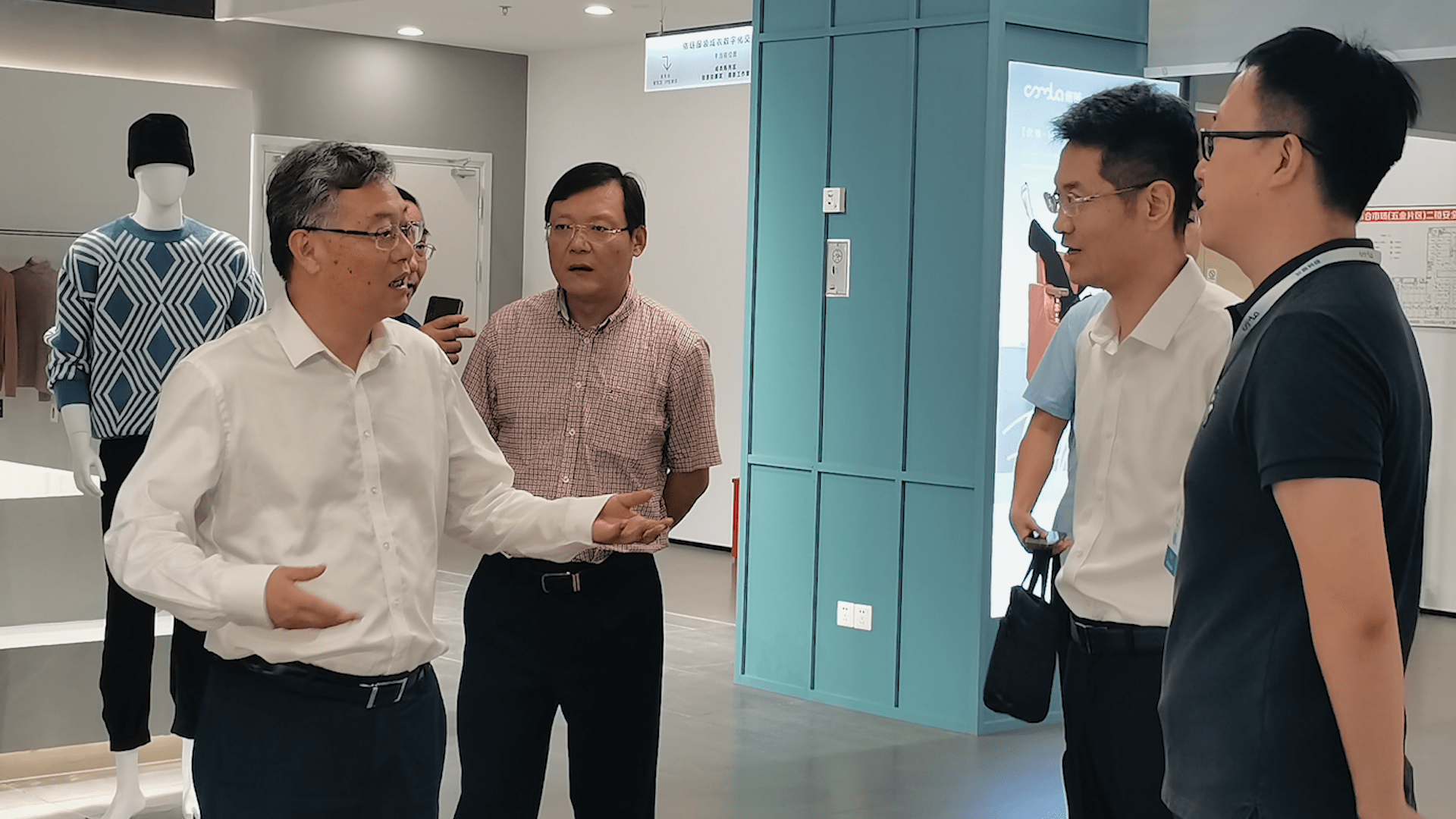 常熟市委书记周勤第、副市长万晓军一行多次考察依链服装选品中心CQ9电子 CQ9传奇电子(图2)