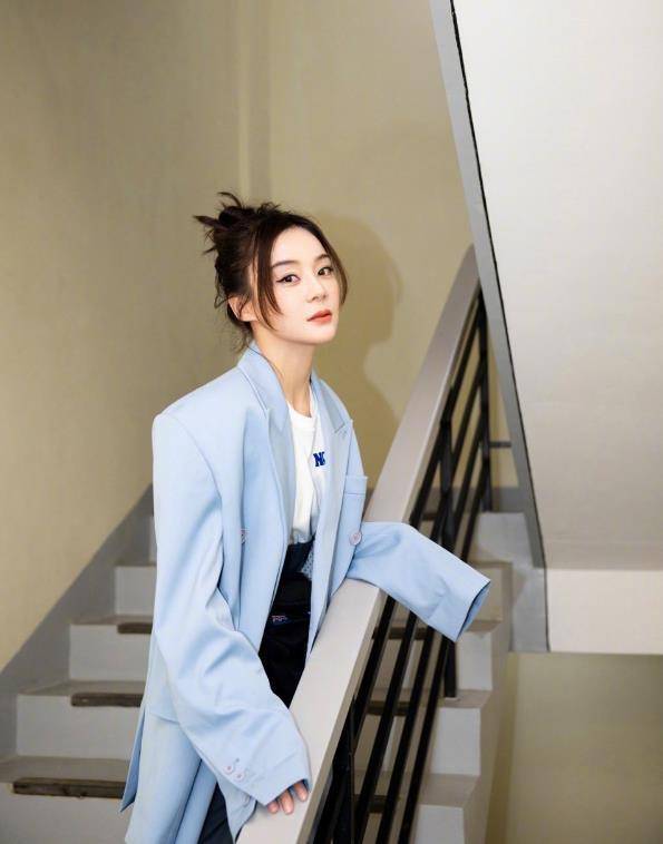 吊带裙也可以这样穿袁姗姗裙子普通人驾驭不了这开衩程度难以CQ9电子 CQ9传奇电子(图6)