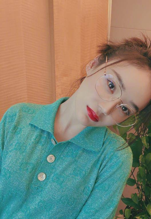 吊带裙也可以这样穿袁姗姗裙子普通人驾驭不了这开衩程度难以CQ9电子 CQ9传奇电子(图7)