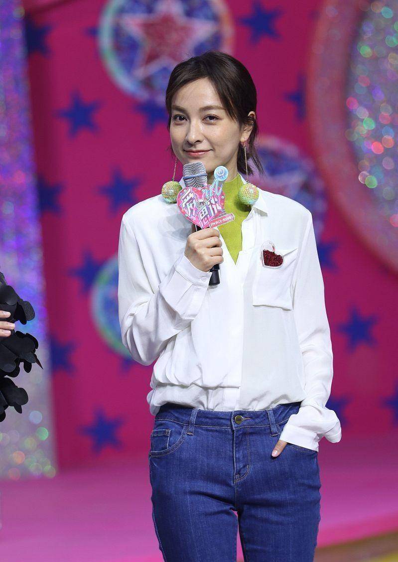 时尚美女吴昕选择牛仔服装和简单的裙装显得比较特别!CQ9电子