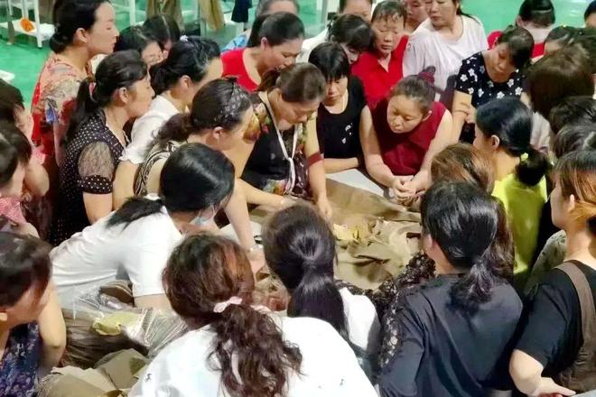 河南服装：风雨十载绘盛景万亿产业再出CQ9电子 CQ9传奇电子发！(图2)