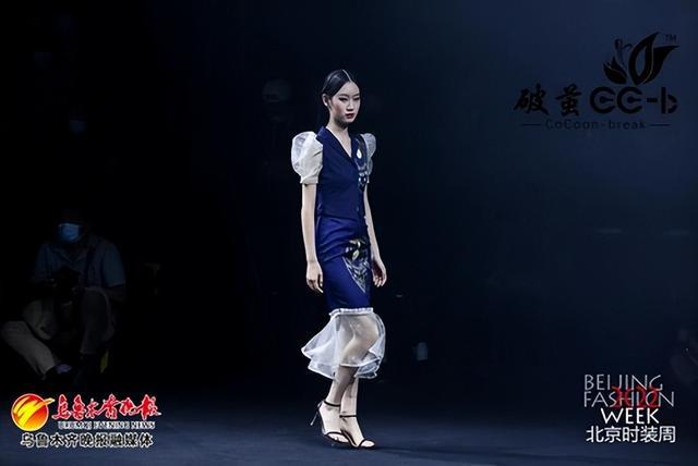 新疆服装设计师作品惊艳亮相2022北京时装周CQ9电子 CQ9传奇电子(图3)