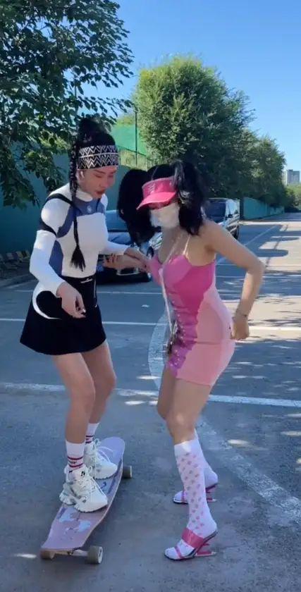 钟丽缇穿粉色卡哇伊服装拍照膀大腰圆壮硕无比形象一言难尽！CQ9电子 CQ9传奇电子(图5)