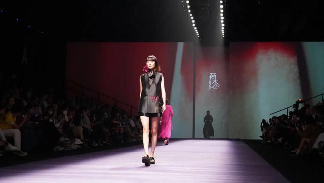 嘉CQ9电子 CQ9传奇电子定本土服装品牌亮相上海时装周(图3)