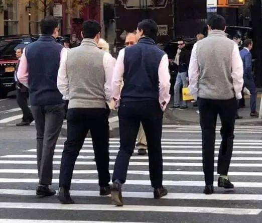 CQ9电子 CQ9传奇电子从铁匠铺到服装事业他靠爱好成为富豪！(图22)