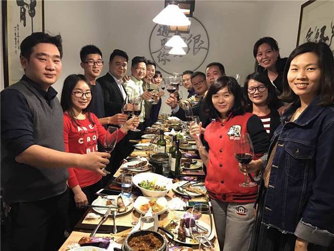同学聚会为防止攀比班长提前分发“统一服装CQ9电子 CQ9传奇电子”场面却照样尴尬