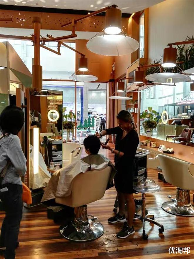 不受CQ9电子 CQ9传奇电子电商影响的理发店生意每况愈下“
