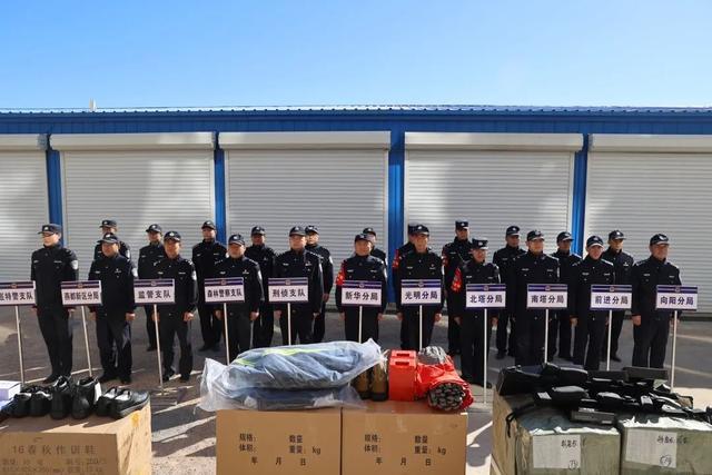 装备一线CQ9电子 CQ9传奇电子服务实战！辽宁朝阳公安举行新购警用装备服装发放仪式(图2)