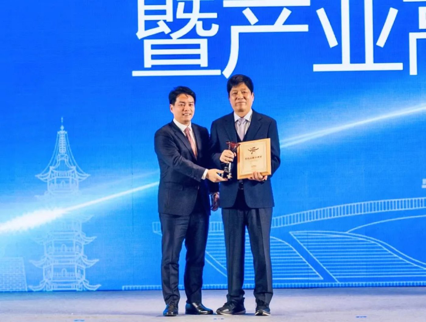 服装帝国营销史：一代霸屏电视广告二代逐梦高端潮流CQ9电子 CQ9传奇电子(图7)