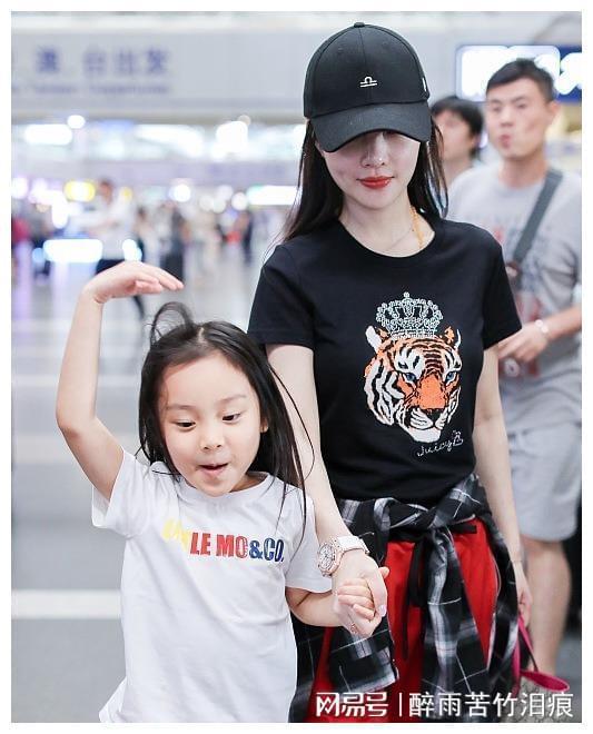 李小璐离婚后越来越嫩了穿着一身紫色的服装气质也太嫩了CQ9电子 CQ9传奇电子(图4)