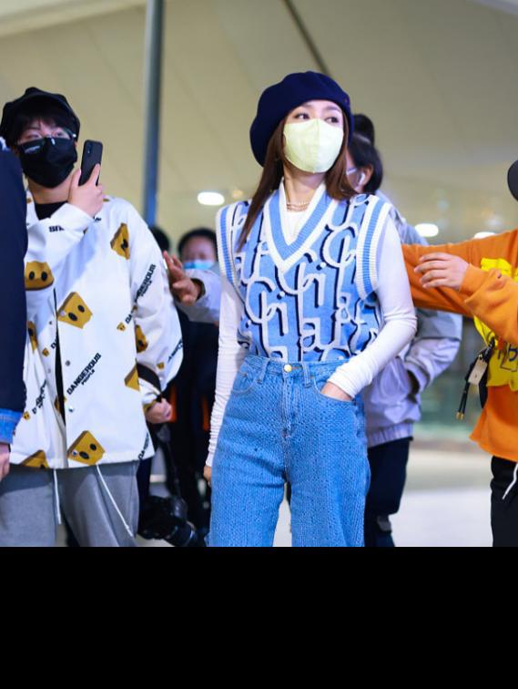 CQ9电子 CQ9传奇电子41岁的秦岚状态与气质真好穿同色系服装好减龄就是帽子显头大(图4)