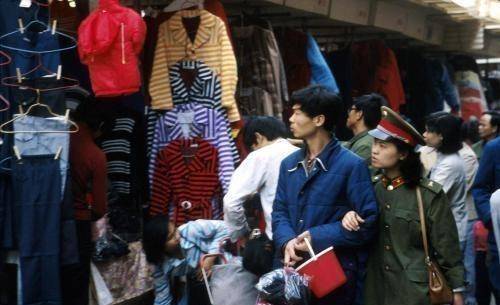 三十年前我们穿的是什么样的衣服？有的还挺时CQ9电子 CQ9传奇电子髦(图3)