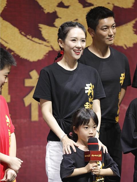 CQ9电子 CQ9传奇电子42岁的章子怡状态有多好？穿基础款服装都年轻扎俩小辫太嫩了(图2)