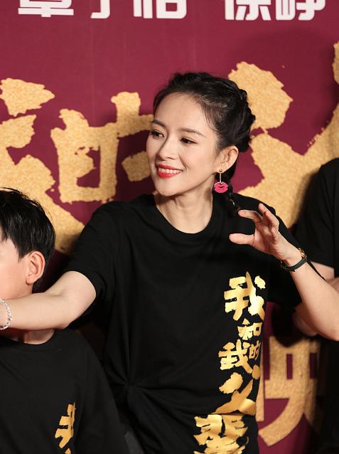 CQ9电子 CQ9传奇电子42岁的章子怡状态有多好？穿基础款服装都年轻扎俩小辫太嫩了(图6)