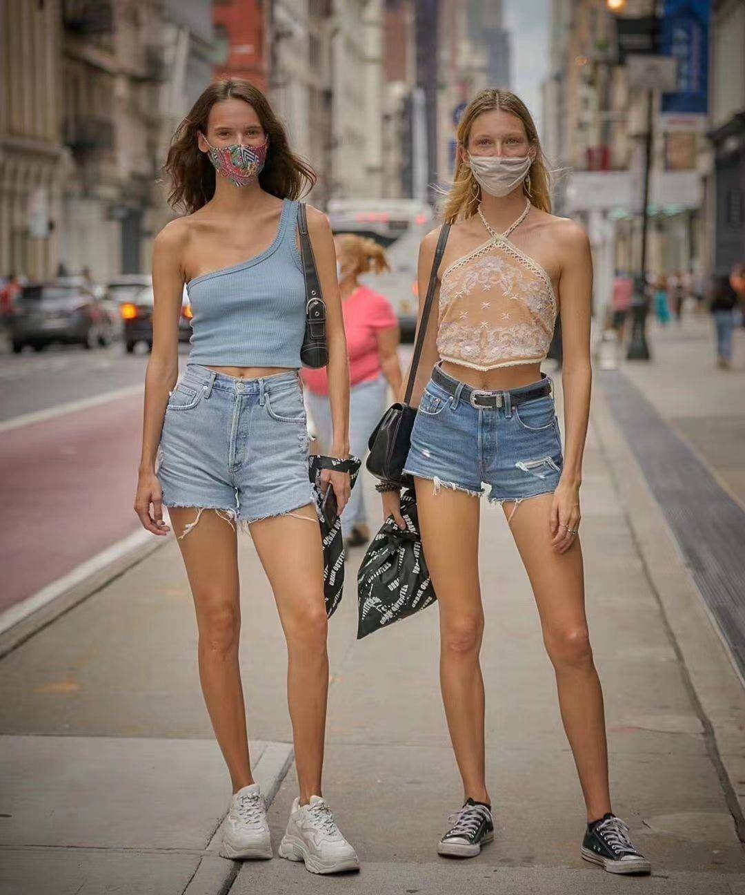 CQ9电子 CQ9传奇电子国外女孩的穿搭又赢了虽然服装很简单但靠身材颜值也“稳赢”(图10)
