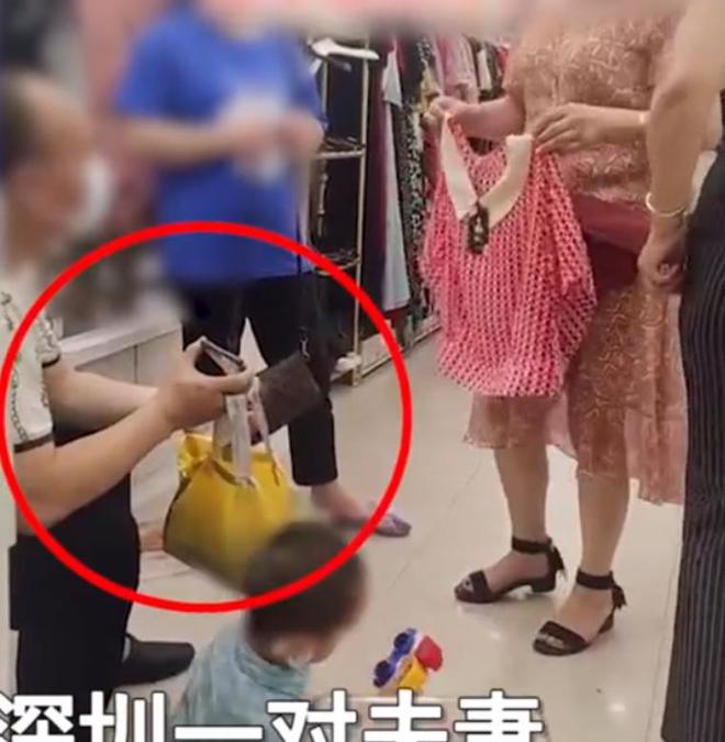 CQ9电子 CQ9传奇电子夫妻到实体店试衣服试穿多款衣服一件没买当老板面网购遭怒怼