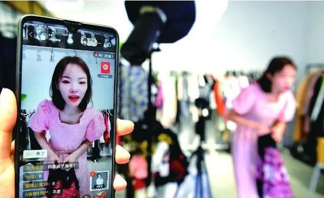 CQ9电子 CQ9传奇电子服装市场蒸发了4000亿元？疫情后服装业如何乘风破浪？！(图2)