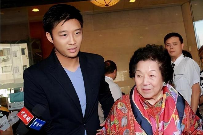朱玲玲开个服装店霍震霆就大怒如今郭晶晶接代言霍家却CQ9电子 CQ9传奇电子不反对