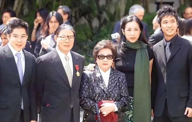 朱玲玲开个服装店霍震霆就大怒如今郭晶晶接代言霍家却CQ9电子 CQ9传奇电子不反对(图2)
