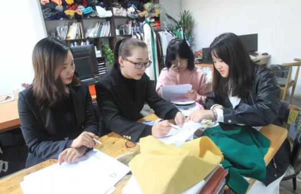 CQ9电子 CQ9传奇电子郑州真实的服装私人定制：一套西服上万元两三千元最常见