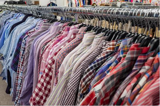 路边摊10元1件的衣服都是从哪里来的?看完文章你还去买吗?C
