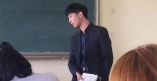 CQ9电子 CQ9传奇电子初中教师穿“豹纹”衣服上课家长对其不满校方：教好学生就行(图2)