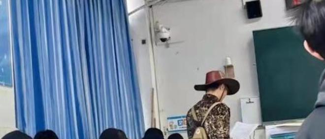 CQ9电子 CQ9传奇电子初中教师穿“豹纹”衣服上课家长对其不满校方：教好学生就行(图3)