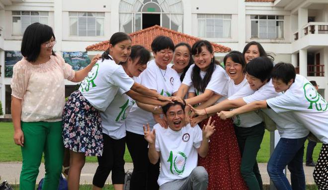 CQ9电子 CQ9传奇电子为避免攀比现象同学聚会要求“统一服装”但差距依然显而易见(图3)