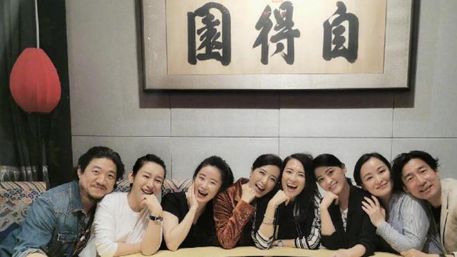 CQ9电子 CQ9传奇电子为避免攀比现象同学聚会要求“统一服装”但差距依然显而易见(图7)