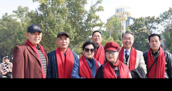 CQ9电子 CQ9传奇电子为避免攀比现象同学聚会要求“统一服装”但差距依然显而易见(图8)