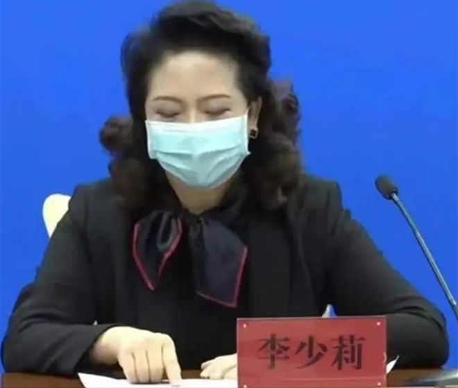 CQ9电子 CQ9传奇电子从纺织工到副局长女领导穿数万的奢侈品“火”了真相是什么？(图2)