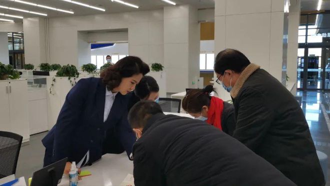 CQ9电子 CQ9传奇电子从纺织工到副局长女领导穿数万的奢侈品“火”了真相是什么？(图5)