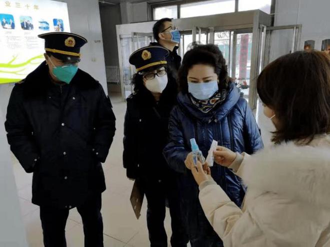 CQ9电子 CQ9传奇电子从纺织工到副局长女领导穿数万的奢侈品“火”了真相是什么？(图7)