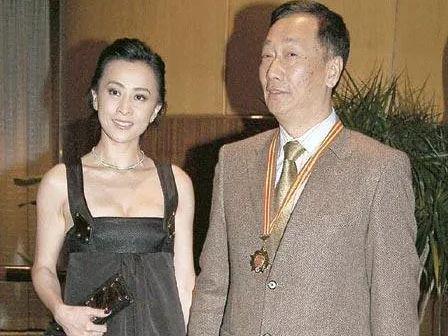 CQ9电子 CQ9传奇电子郭台铭对香港纺织大王林百欣之女说：跟你父亲借点钱我要做生意(图2)