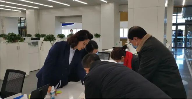CQ9电子 CQ9传奇电子“耳钉姐”李少莉被全网关注纺织工逆袭副局长学历年龄都是谜(图8)