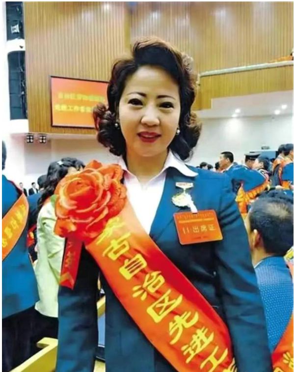 CQ9电子 CQ9传奇电子“耳钉姐”李少莉被全网关注纺织工逆袭副局长学历年龄都是谜(图4)