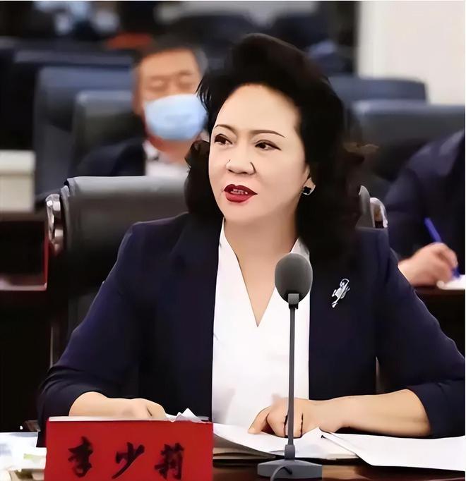 CQ9电子 CQ9传奇电子“耳钉姐”李少莉被全网关注纺织工逆袭副局长学历年龄都是谜(图7)