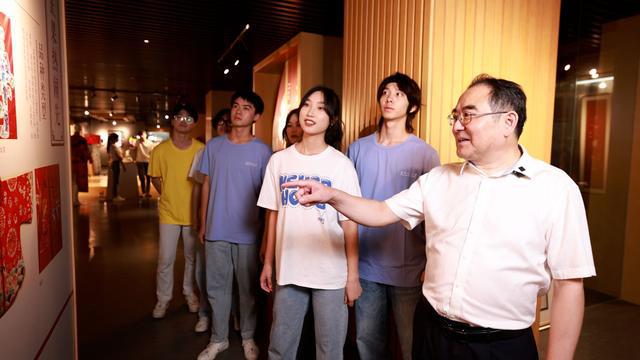 武汉纺织大学委书记田辉玉：CQ9电子 CQ9传奇电子校歌诠释“经天纬地”的使命感(图3)
