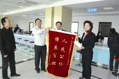 李少莉的三部曲：纺织工的迷茫医师的寂寞 科长副CQ9电子 CQ9传奇电子局长的放飞自我(图18)