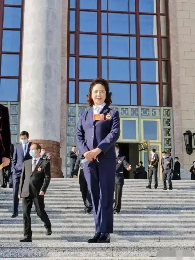 李少莉的三部曲：纺织工的迷茫医师的寂寞 科长副CQ9电子 CQ9传奇电子局长的放飞自我(图13)