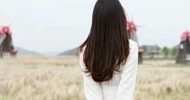 儿媳把旧衣服扔垃圾桶婆婆却全部捡回来无意看到一幕儿媳傻眼CQ